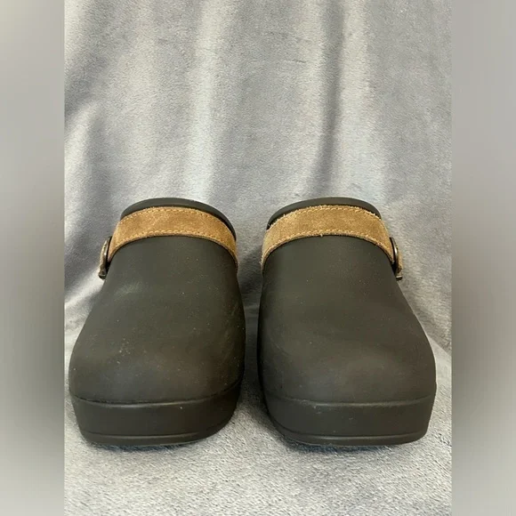 CROCS Brown Tan Clogs with Leather Strap - Picture 10 of 10